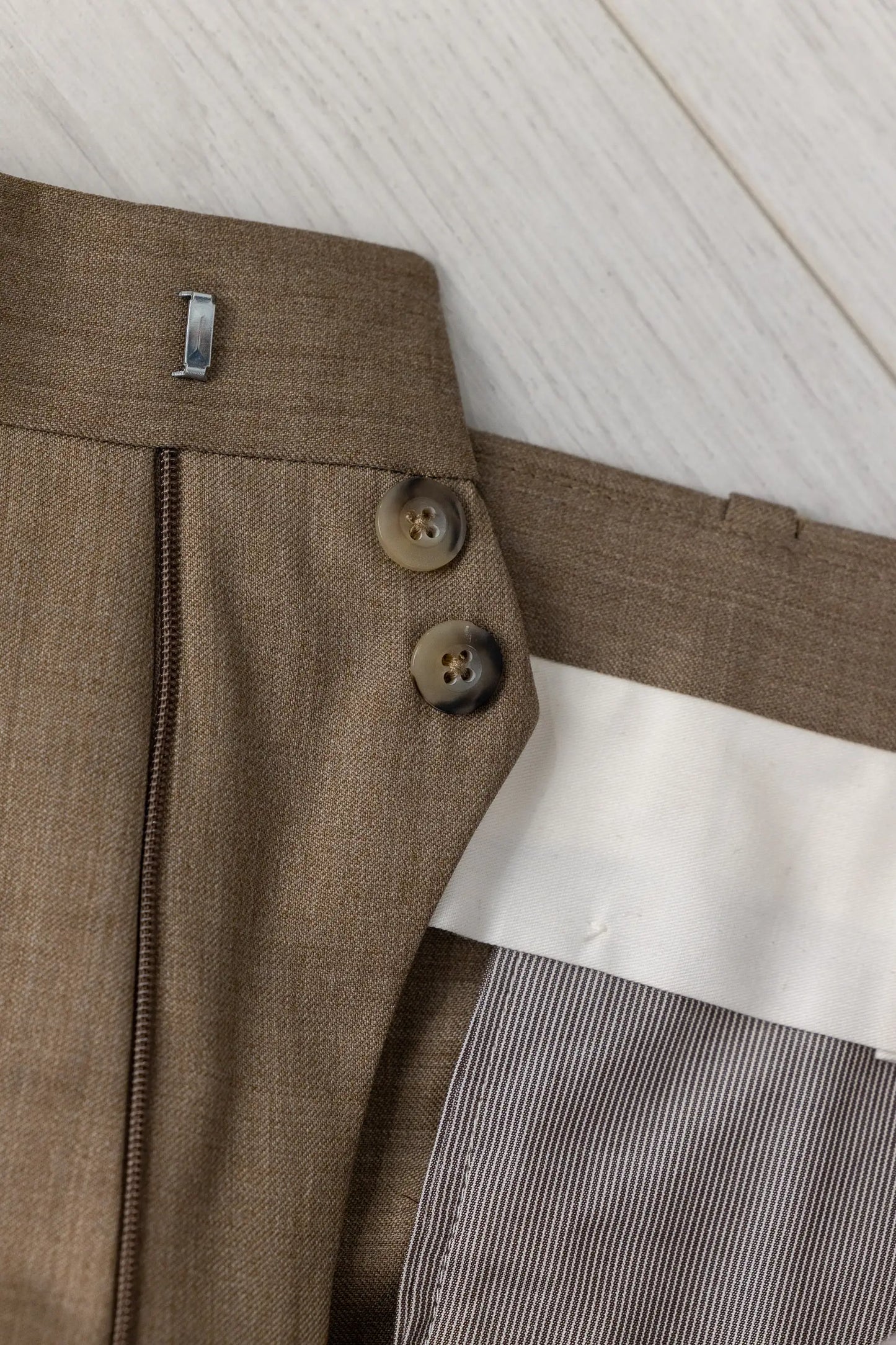 Pantaloni in lana beige quattro stagioni