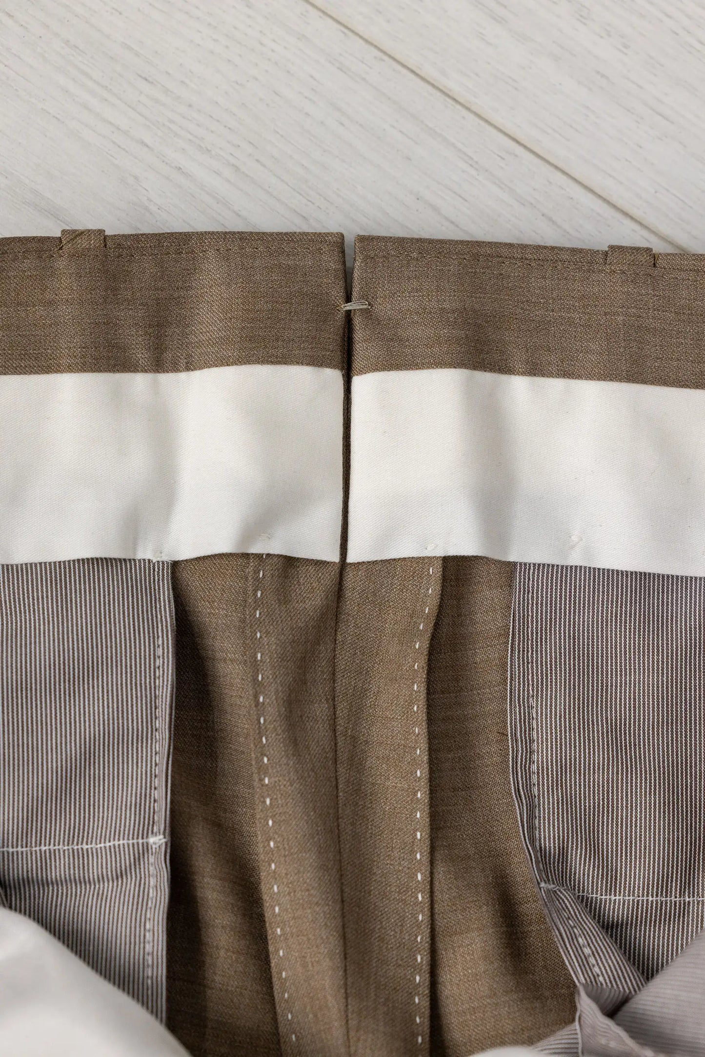 Pantaloni in lana beige quattro stagioni